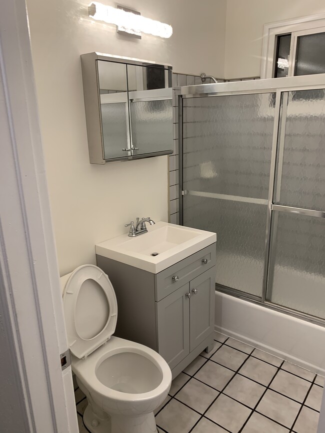 Building Photo - 6402 W 86th Plz