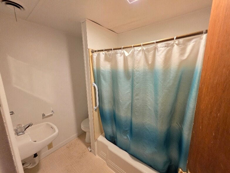 Building Photo - 6137 Memorial Dr