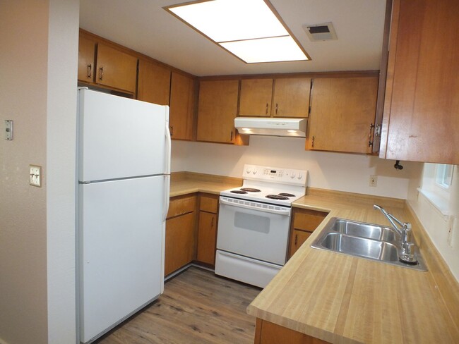 Building Photo - Placerville townhome style 2/1.5 apartment...