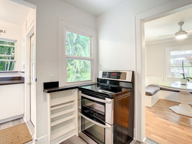 Building Photo - Charming two bedroom two bathroom cottage in North St. Petersburg Fully Updated.