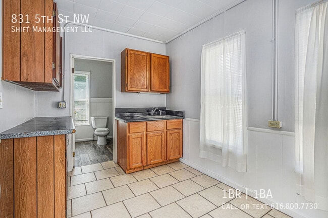 Building Photo - 831 5th St NW