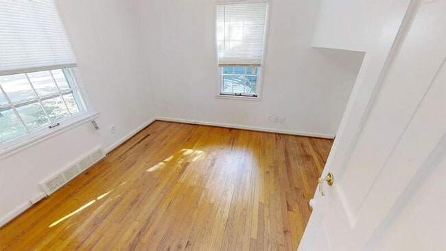 Building Photo - 910 Sylvan Ave