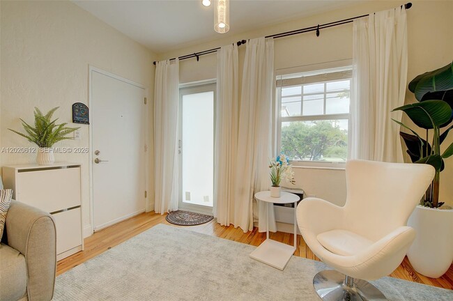 Building Photo - 2463 Pine Tree Dr
