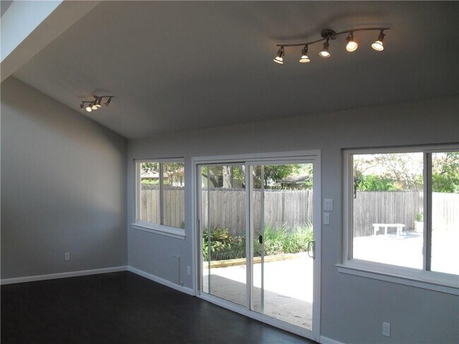 Building Photo - 4804 Greystone Dr