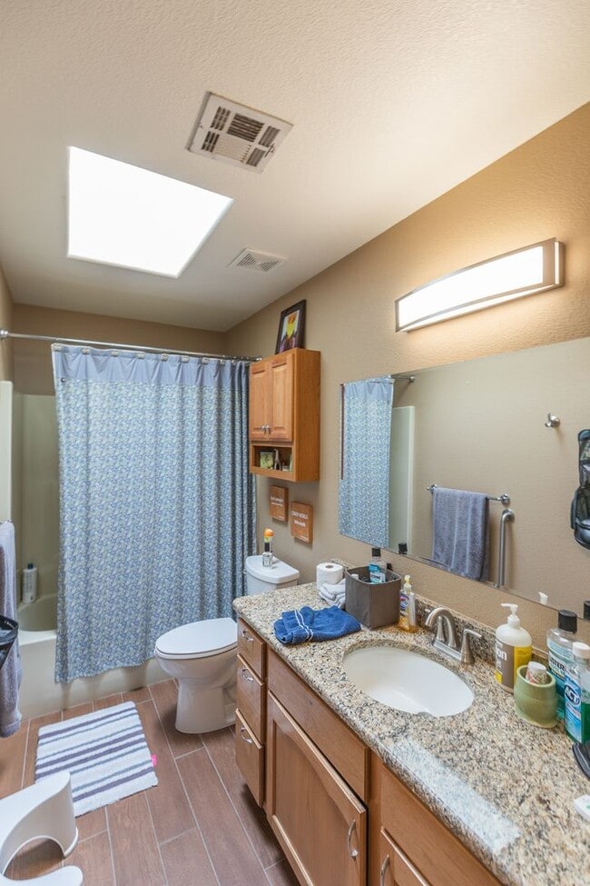 Building Photo - Beautiful 4 Bedroom 2 Bath Home!