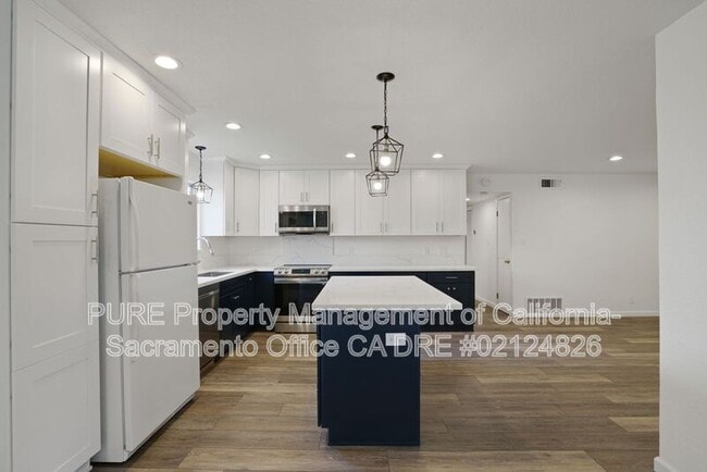 Building Photo - 2140 W La Loma Dr