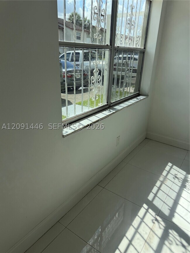 Building Photo - 4008 W 9th Ct