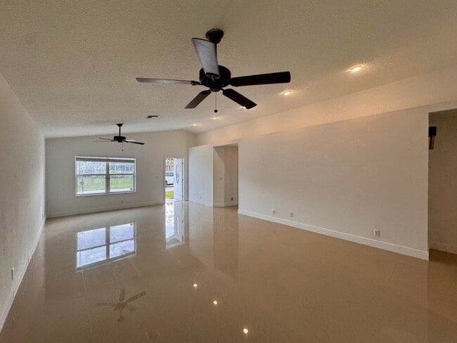 Building Photo - 1132 Hatteras Cir