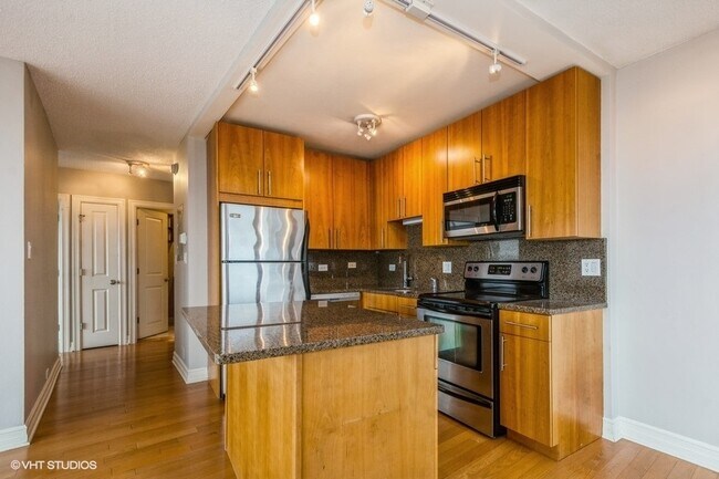 Building Photo - 2930 N Sheridan Rd