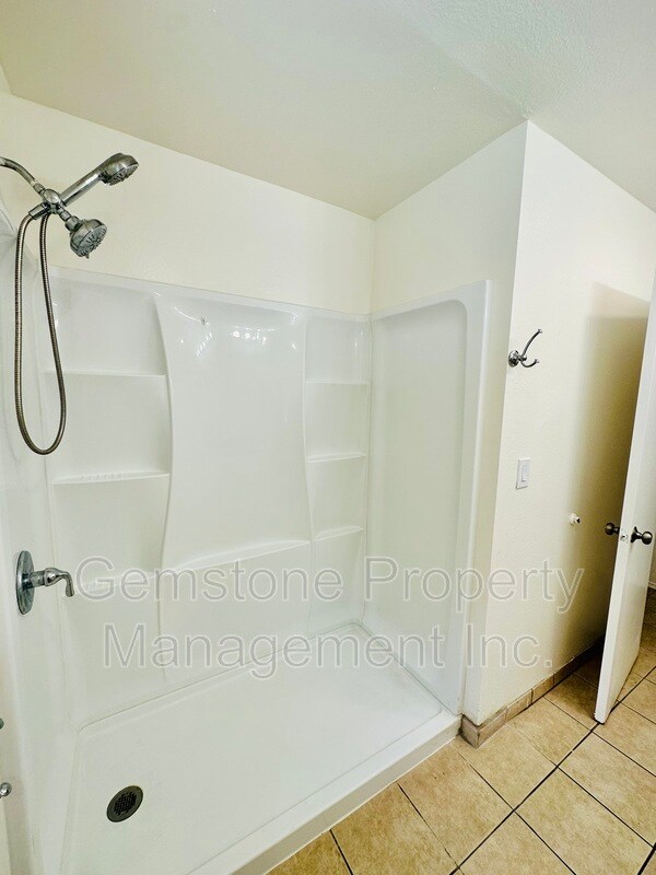 Building Photo - 5233 Countryside Dr