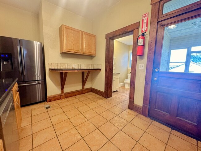 Building Photo - 6 Bedroom on Campus