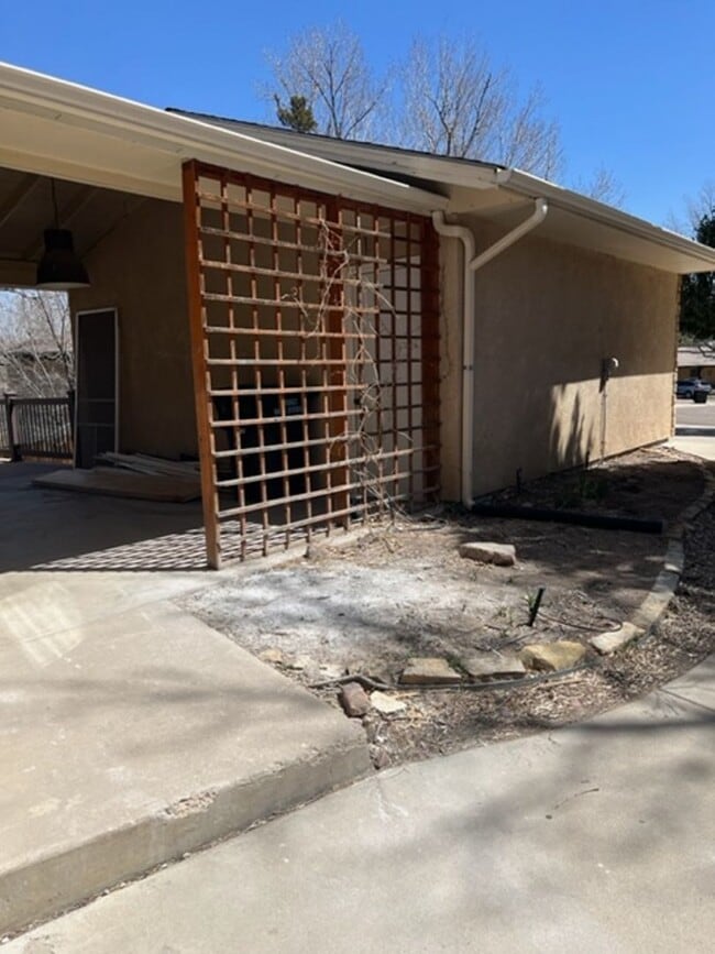 Building Photo - 4 BEDROOM HOME IN SKYWAY!!