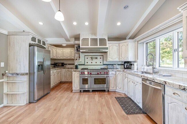 Building Photo - 531 Edgehill Dr