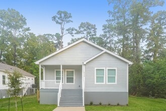 Building Photo - 9330 Crestview Dr