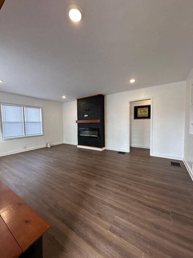 Building Photo - Immediate Move-In! Renovated 2BR House Near Ball State w/ Fireplace & Outdoor Space