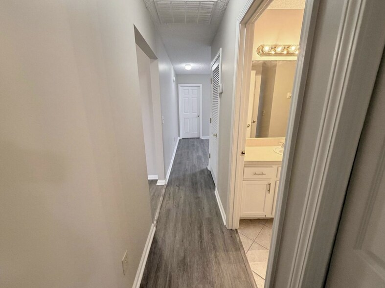 Building Photo - 1930 Hollington Dr