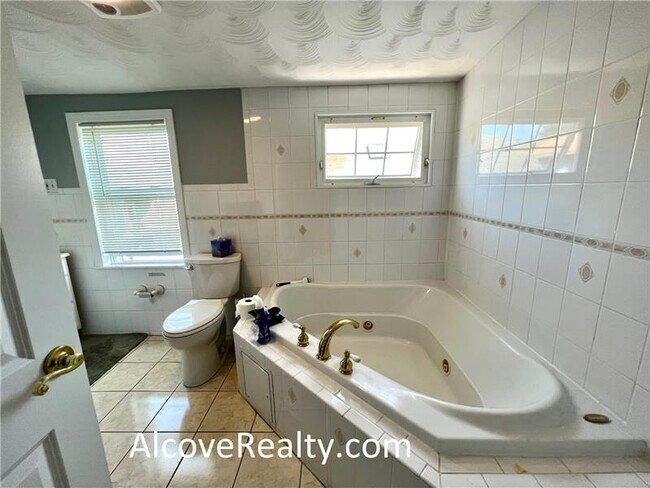 Building Photo - 37 Sterling St