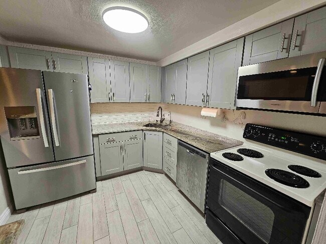 Building Photo - 1606 Greentree Rd