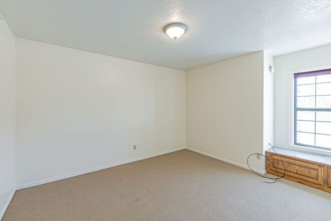 Building Photo - **Charming 3-Bed, 2.5-Bath Home in Idaho F...