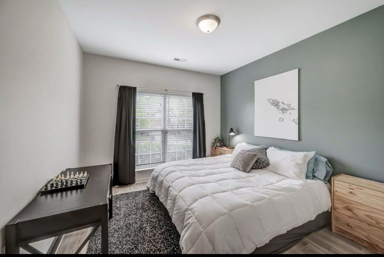 Building Photo - 6925 Sunnywood Dr