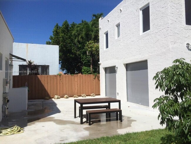 Building Photo - 1525 SW 9th St