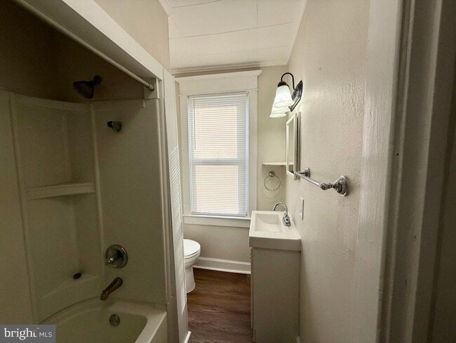 Building Photo - 404 W Broad St