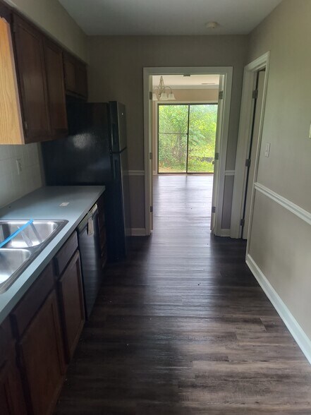 Building Photo - 245 Guinevere Ct