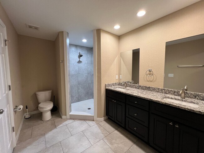 Building Photo - Available NOW! Immaculate 3 Bedroom, 2 Bat...