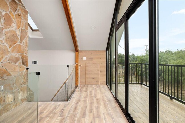 Building Photo - 12304 Lakeview Dr