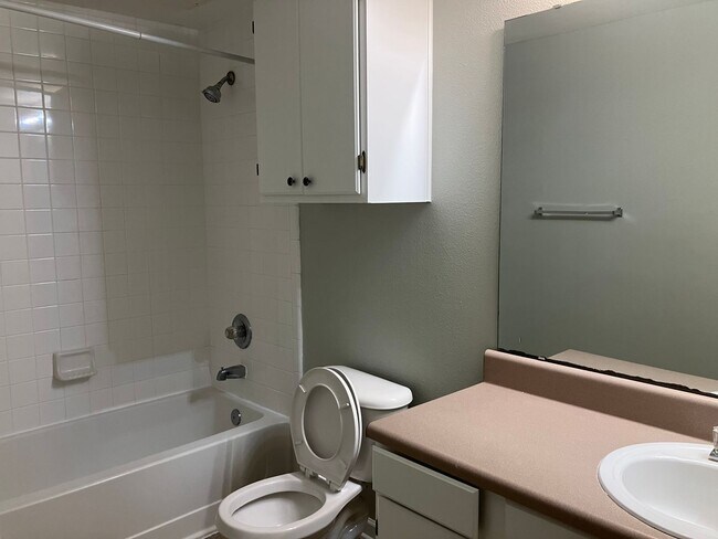 Building Photo - 2 BR / 2 BA @ The Legends
