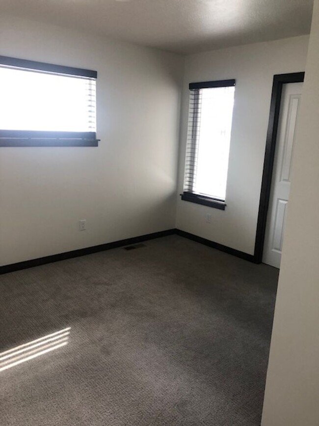 Building Photo - Beautiful  new 3 bedroom 1 bath and 1/2 in...