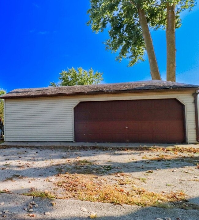 Building Photo - Now available 3 bedroom home