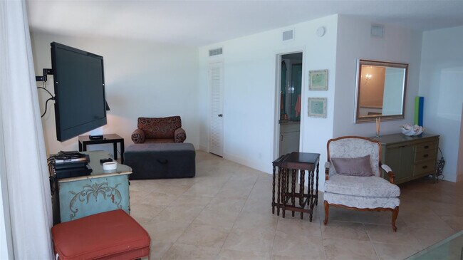 Building Photo - 1051 Hillsboro Mile