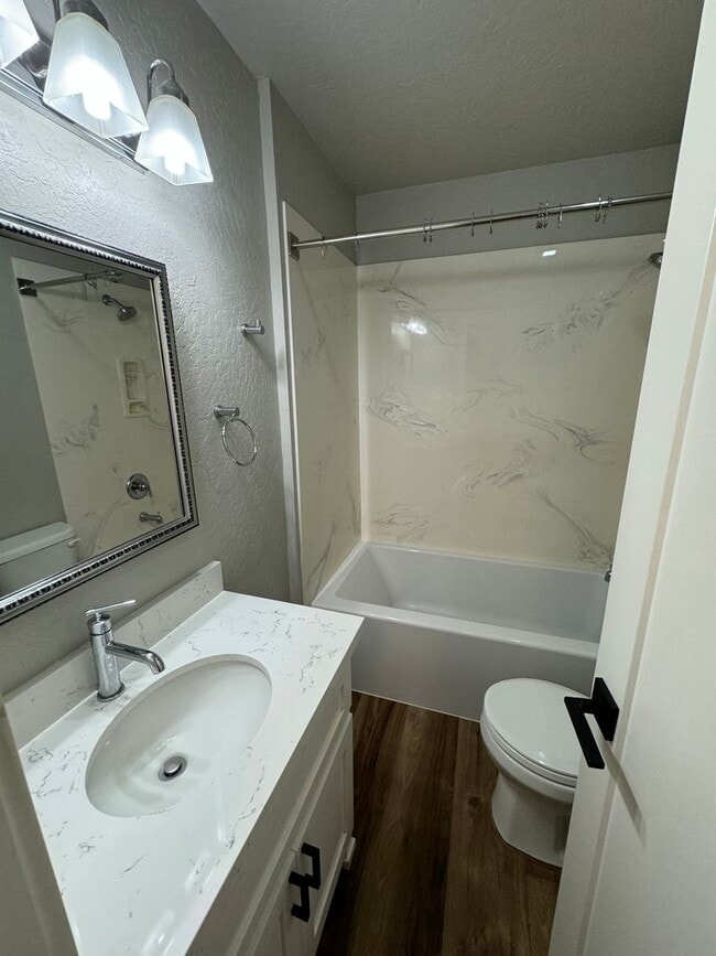 Building Photo - NICE UPSTAIRS UNIT WITH 2 BED 1 BATH IN GR...