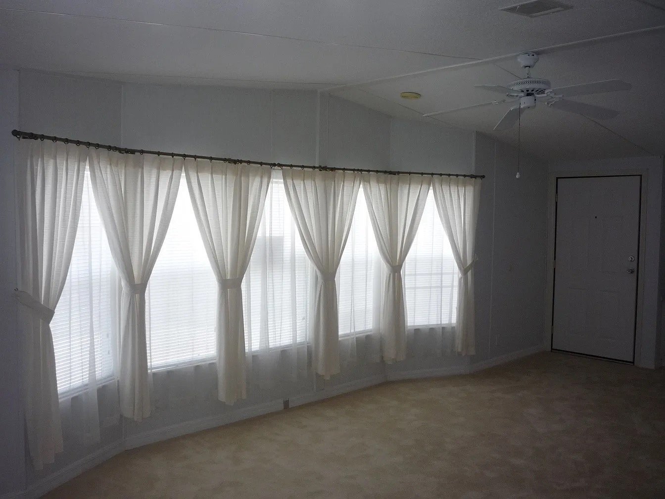 Building Photo - 4530 Skyline Dr