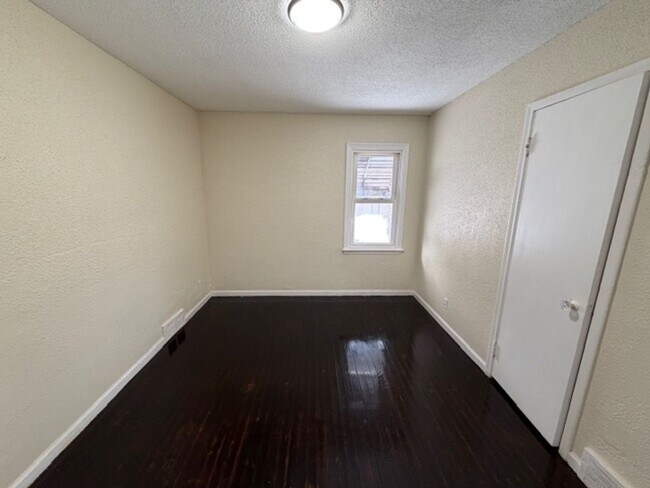 Building Photo - Charming 3 bedroom house for lease in Nice area Call 313-429-3244 KPM Detroit