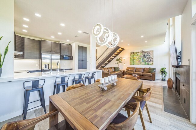Building Photo - Beautifully renovated end-unit townhome