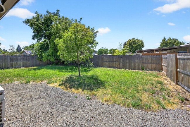 Building Photo - Modern 2-Bedroom Duplex with New Kitchen &...