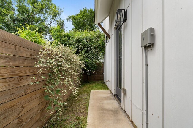 Building Photo - 1412 Weiss St