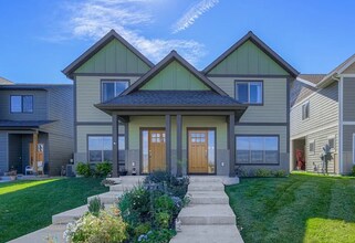 Building Photo - Well-kept Townhome for Rent in Bozeman! Near Parks, Schools and Trails.