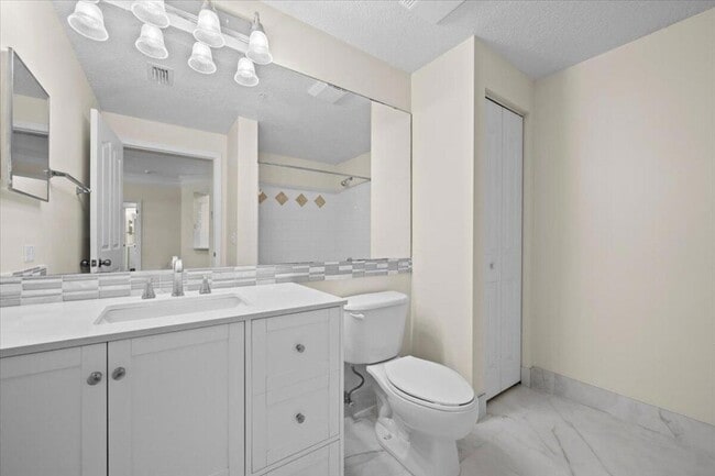 Building Photo - 6203 Myrtlewood Cir W