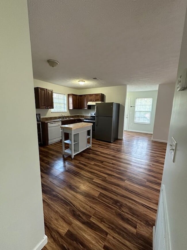 Building Photo - Charming Home in a Great Neighborhood