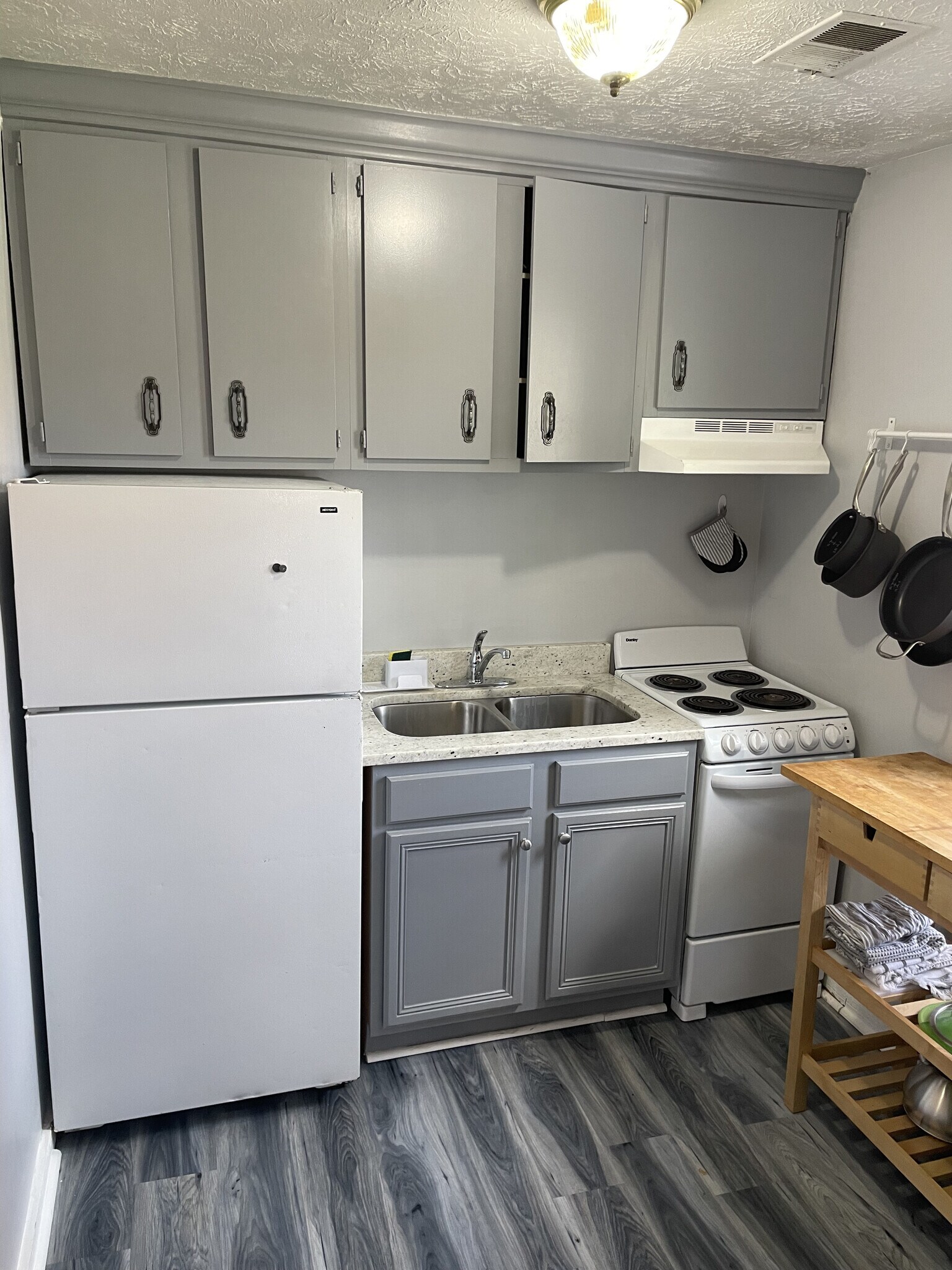 Building Photo - 123 Montmullin St