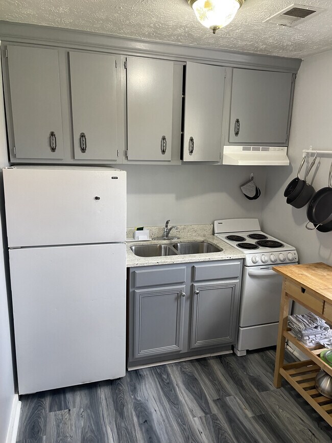 Building Photo - 123 Montmullin St