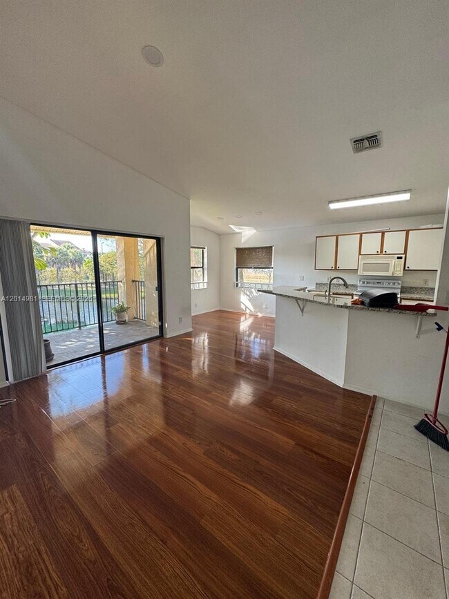 Building Photo - 9999 Summerbreeze Dr