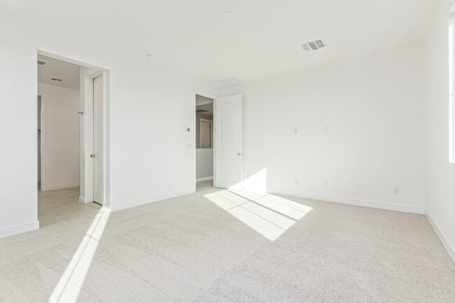 Building Photo - 713 W Longwood Dr