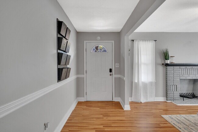 Building Photo - Move-In Ready Room Rental - PRIVATE BATH –...