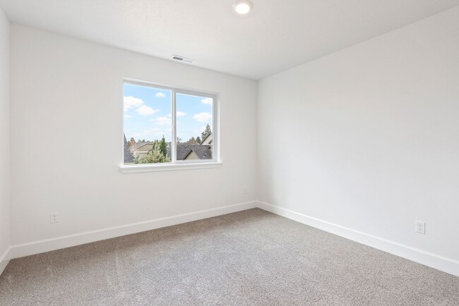 Building Photo - 4 bedroom home in desirable neighborhood