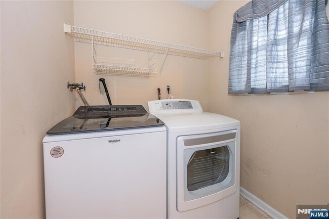 Building Photo - 63 Hickory Way