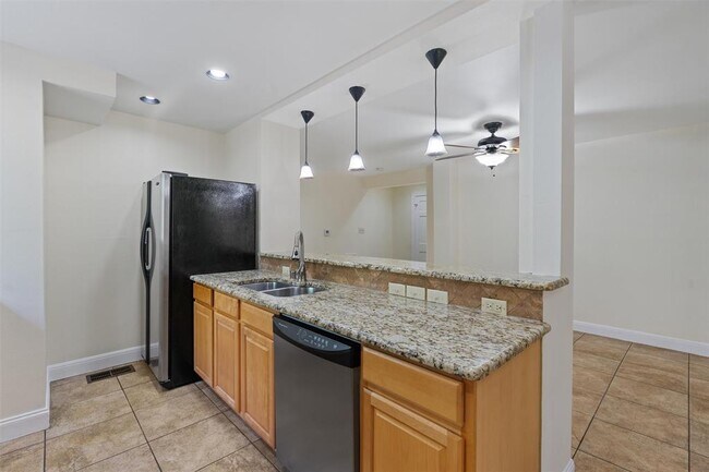 Building Photo - 914 E 32nd St